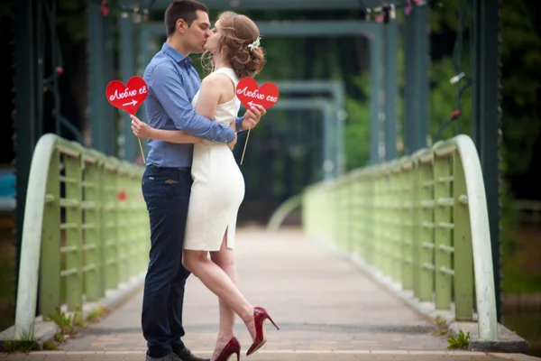 Una historia de amor, un hombre joven y una mujer se aman, caminan en el parque, se besan y abrazan —  Fotos de Stock