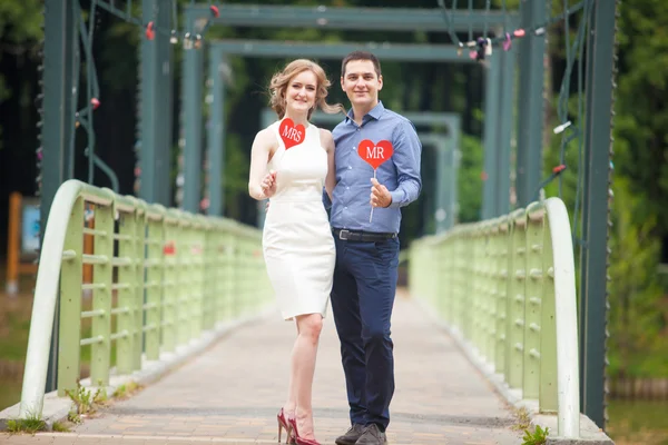 Una storia d'amore, un giovane uomo e una donna si amano, camminano nel parco, si baciano e si abbracciano — Foto Stock