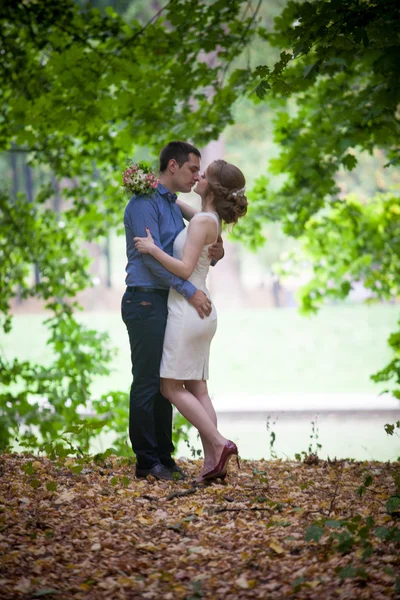 Een liefdesverhaal, een jonge man en vrouw elkaar liefhebben, lopen ze in het park en kus, knuffel — Stockfoto