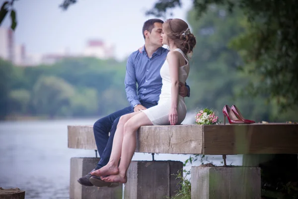 Une histoire d'amour, un jeune homme et une jeune femme s'aiment, ils marchent dans le parc, s'embrassent et s'embrassent — Photo