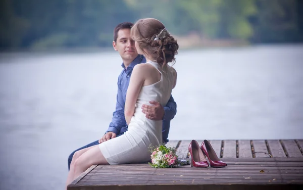 Une histoire d'amour, un jeune homme et une jeune femme s'aiment, ils marchent dans le parc, s'embrassent et s'embrassent — Photo