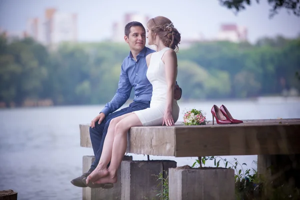 Egy szerelmi történet, egy fiatal férfi és egy nő szeretik egymást, séta a parkban, csók és ölelés — Stock Fotó