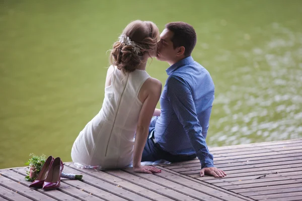 Een liefdesverhaal, een jonge man en vrouw elkaar liefhebben, lopen ze in het park en kus, knuffel — Stockfoto