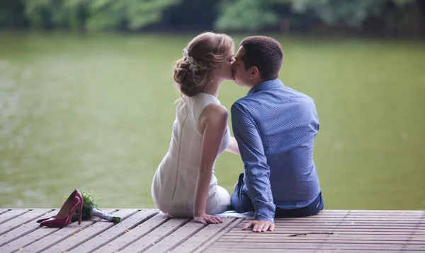 Une histoire d'amour, un jeune homme et une jeune femme s'aiment, ils marchent dans le parc, s'embrassent et s'embrassent — Photo