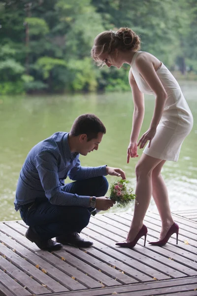 Uma história de amor, um jovem e uma mulher amam-se, eles caminham no parque, beijam e abraçam — Fotografia de Stock