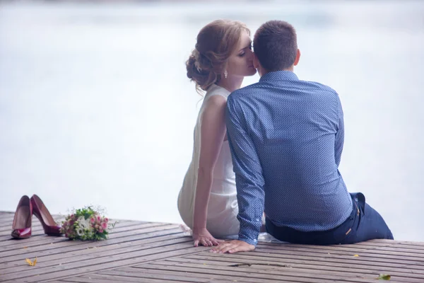 Eine Liebesgeschichte, ein junger Mann und eine junge Frau lieben einander, sie gehen durch den Park, küssen und umarmen sich — Stockfoto