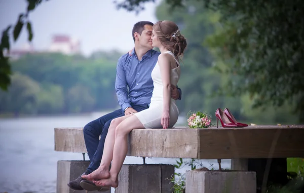 Een liefdesverhaal, een jonge man en vrouw elkaar liefhebben, lopen ze in het park en kus, knuffel — Stockfoto