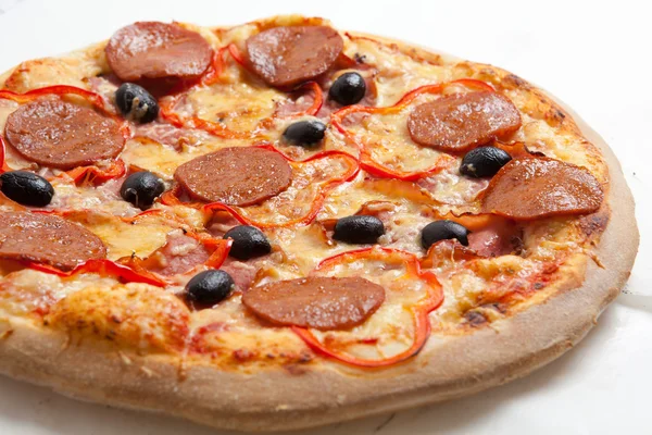 Pizza, pizzor europeiska och amerikanska rätter — Stockfoto
