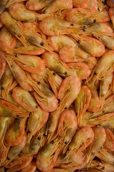 Camarão congelado para texturas alimentares. Um monte de camarão. vista de cima. Fundo de camarão congelado. Frutos do mar. — Fotografia de Stock