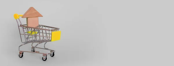Banner Model Wooden Makeshift House Grocery Cart Yellow Handle Gray — Stock Photo, Image