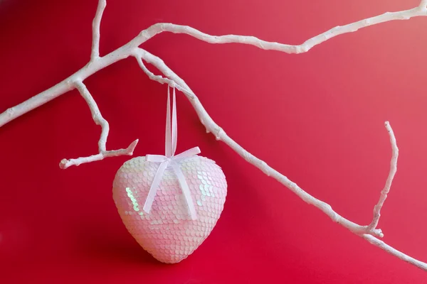 Handgemachtes Herz Auf Einem Weißen Ast Auf Rotem Hintergrund Valentinstag — Stockfoto