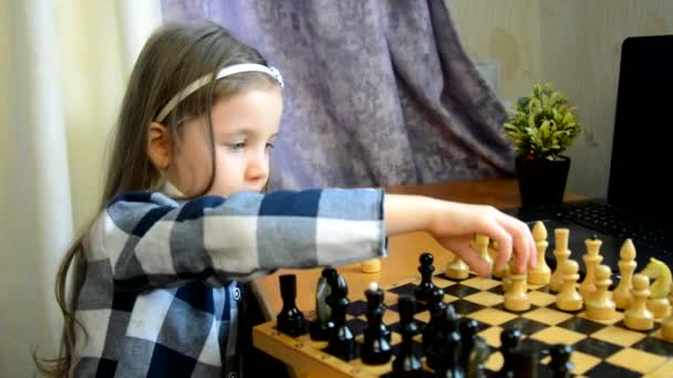 Online Μαθήματα Σκακιού Για Παιδιά Όμορφο Κοριτσάκι Παίζει Σκάκι Στο — Αρχείο Βίντεο