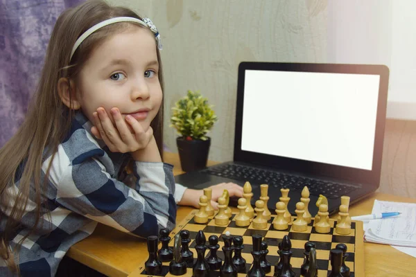 Cursos De Xadrez Online Para Crianças. Criança Com Tabuleiro De Xadrez E  Laptop. Garotinha Joga Xadrez Na Internet. Jogos Para Foto de Stock -  Imagem de desenvolvimento, verificadores: 209306380