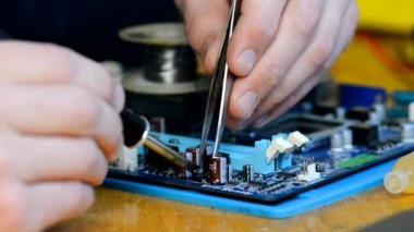 Erkek eller lehimleyerek smd elementlerinin yerini alır. Elektronik cihazların tamiri, kalay lehimlemesi. Mikrodevrelerin lehimleme demiriyle onarılması.