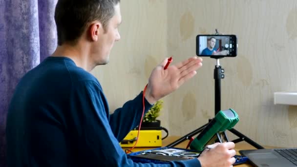 Online Cursussen Voor Het Repareren Van Elektronische Apparatuur Een Mannelijke — Stockvideo