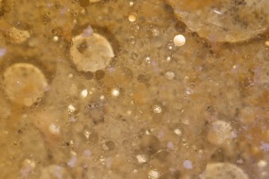 Soyut daireler ve odak dışı kahverengi noktalar. Yukarıdan bak. Metin için yer