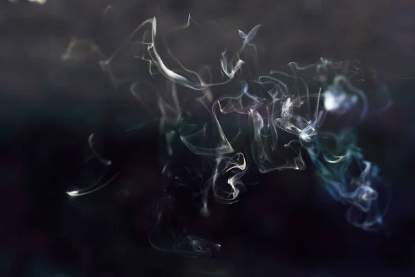 Un montón de humo retroiluminado sobre un fondo negro, smog de incienso para el diseño. Formato horizontal. Espacio de copia — Foto de Stock