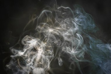 Siyah arka planda yanan tütsüden çıkan yoğun duman. Tasarım ve reklam için arka plan. Yatay format. Kopyalama alanı