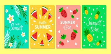 Parlak yaz kartlarının vektör seti. Ananaslı, çilekli, karpuzlu, palmiye yapraklı ve el yazısıyla yazılmış güzel posterler. Yaz tatili kartları.