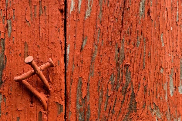 釘が突き出ている古い木の板は — ストック写真