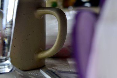 seramik bardak sapı masanın üzerinde