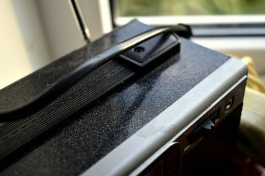 Telsiz alıcısı pencere eşiğinde.