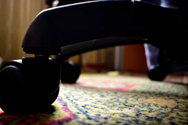 Ofis sandalyesinde plastik tekerlekler