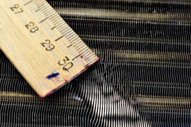 Ahşap cetvel araba sobası radyatöründe