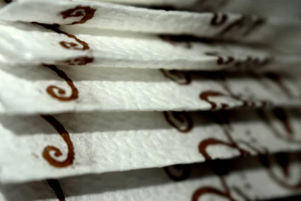 Masadaki kağıt peçeteler.