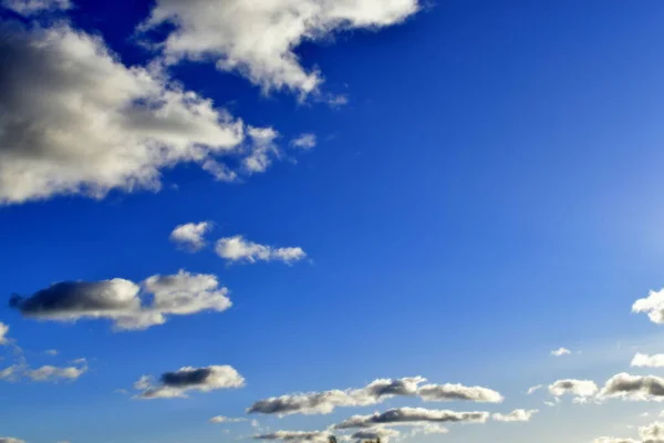 Akşamları bulutlu mavi gökyüzü