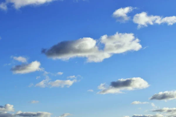 Akşamları bulutlu mavi gökyüzü