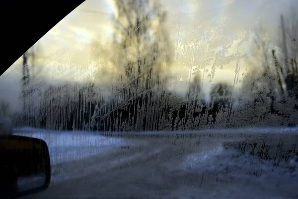 汽车玻璃在霜冻中结冰 — 图库照片