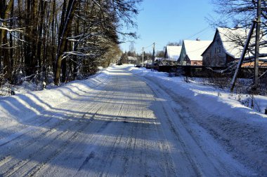 Ocak ayında Karlı Köy Caddesi