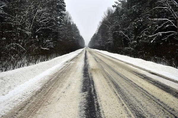 Strada Innevata Attraverso Foresta — Foto Stock