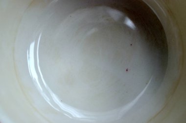 Eski bir seramik fincanın altında