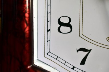 Üzerinde numaralar olan duvar saati parçası