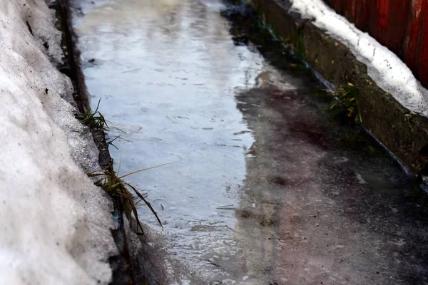 Πεζοδρόμιο Καλύπτεται Πάγο Τήξης — Φωτογραφία Αρχείου