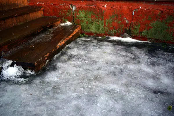 Eine Kruste Aus Schmelzendem Eis Neben Der Veranda — Stockfoto