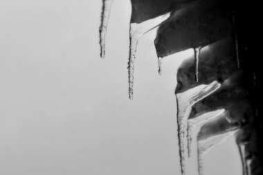 Çatıdan sarkan buz saçakları