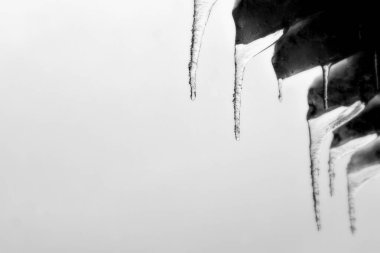 Çatıdan sarkan buz saçakları
