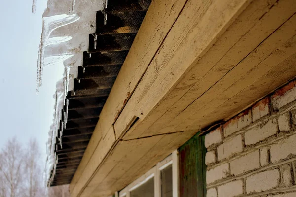 Sarkık Buz Saçakları Olan Bir Evin Çatısının Parçası — Stok fotoğraf