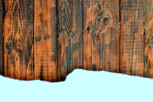 雪と暗い木の板の壁 — ストック写真
