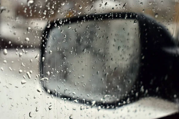 冬季雨滴落在汽车玻璃上 — 图库照片