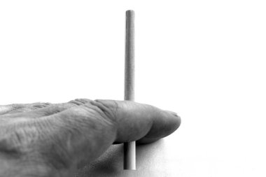 Elde sigara. siyah beyaz fotoğraf 