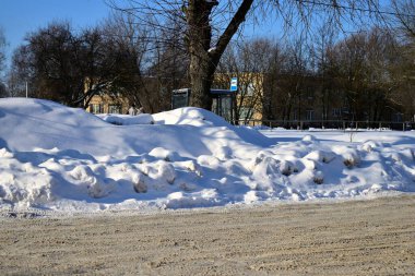 Bir şehir caddesinde kar yağışı