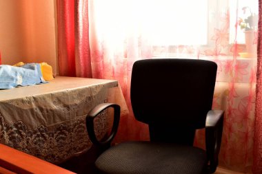 Pencere kenarında sandalye ve masa olan kısım.