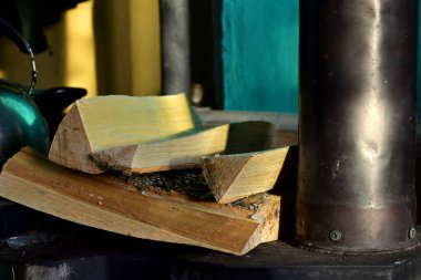 Sobanın yanında huş ağacı yakacak.