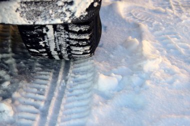Araba tekerleği karda yürür