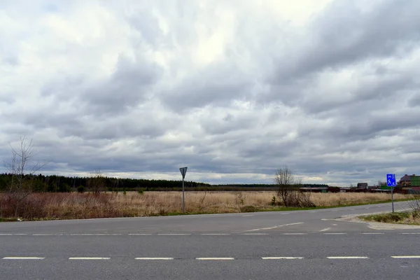 Schwere Wolken Über Der Kreuzung — Stockfoto