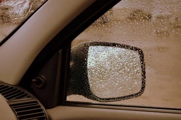 Vista Nello Specchio Laterale Dall Interno Dell Auto Con Pioggia — Foto Stock